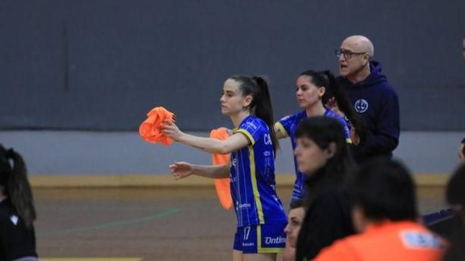 Carla Ayensa, lista para entrar en la cancha.