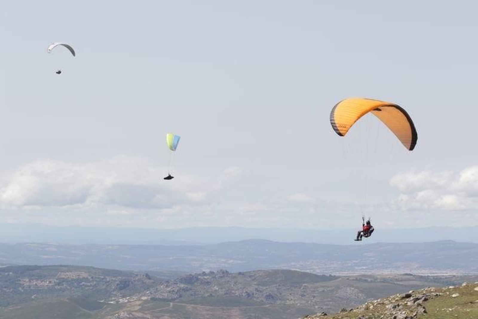 Parapentistas en Baltar (IVÁN DACAL).