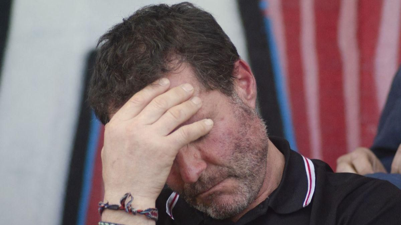 Un hombre se lleva las manos a la cabeza en el partido del Maceda - Antela