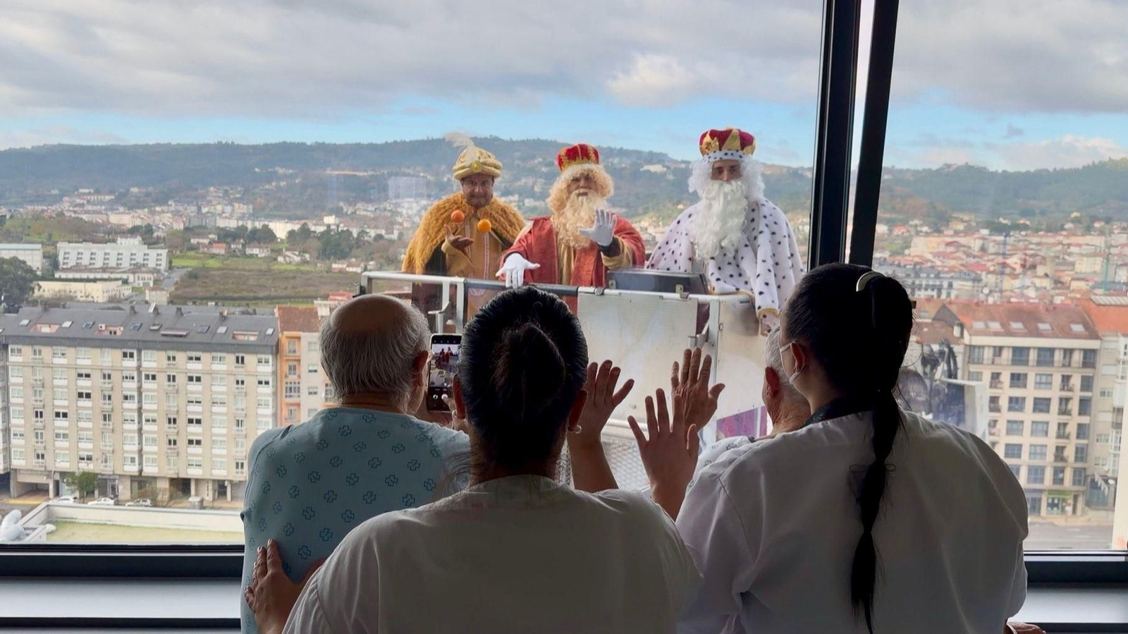 Los pacientes recibieron una visita muy especial a través de su ventana: la de los Reyes Magos