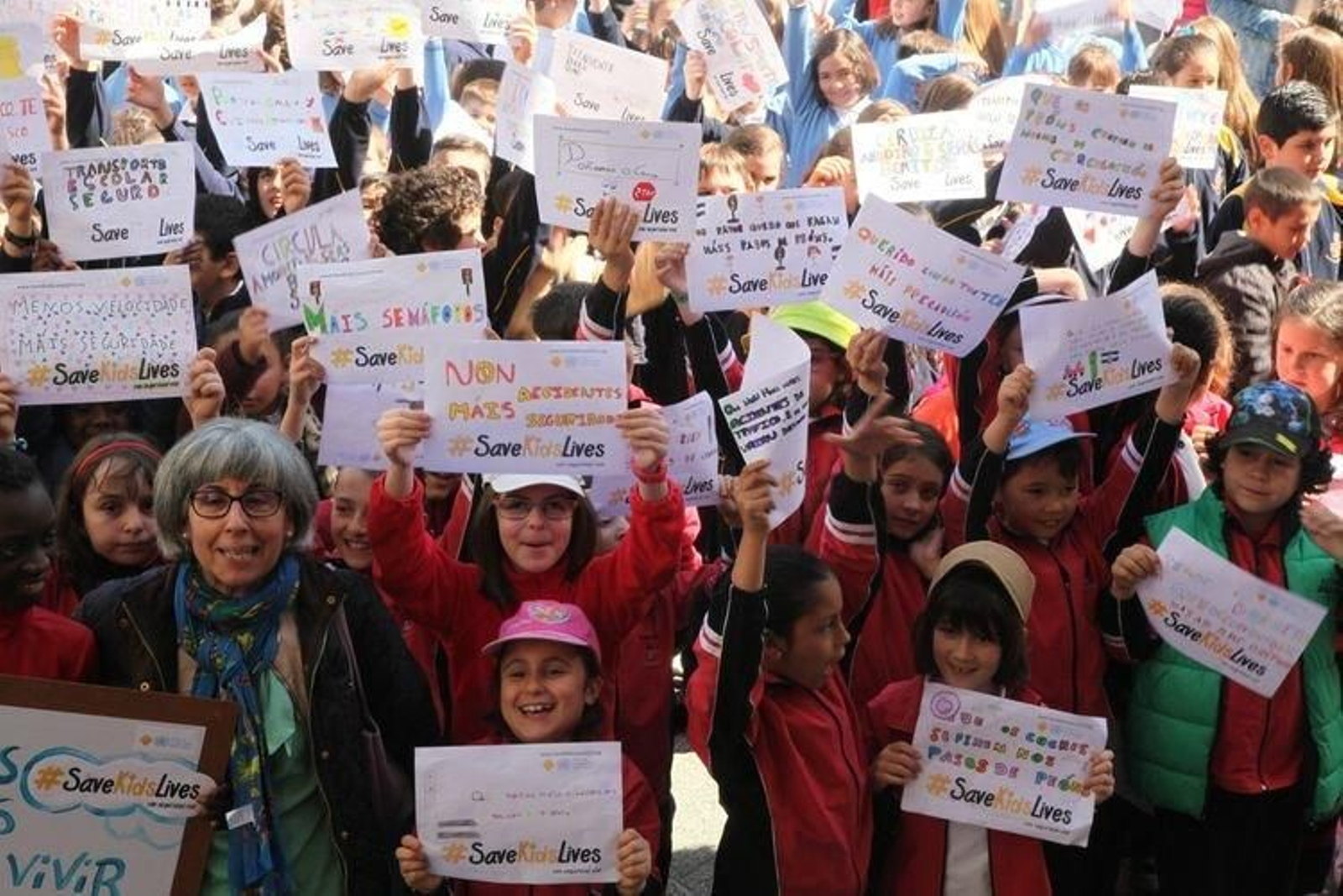 Los niños mostrando sus mensajes en la Plaza Mayor, al lado del Concello de Ourense.