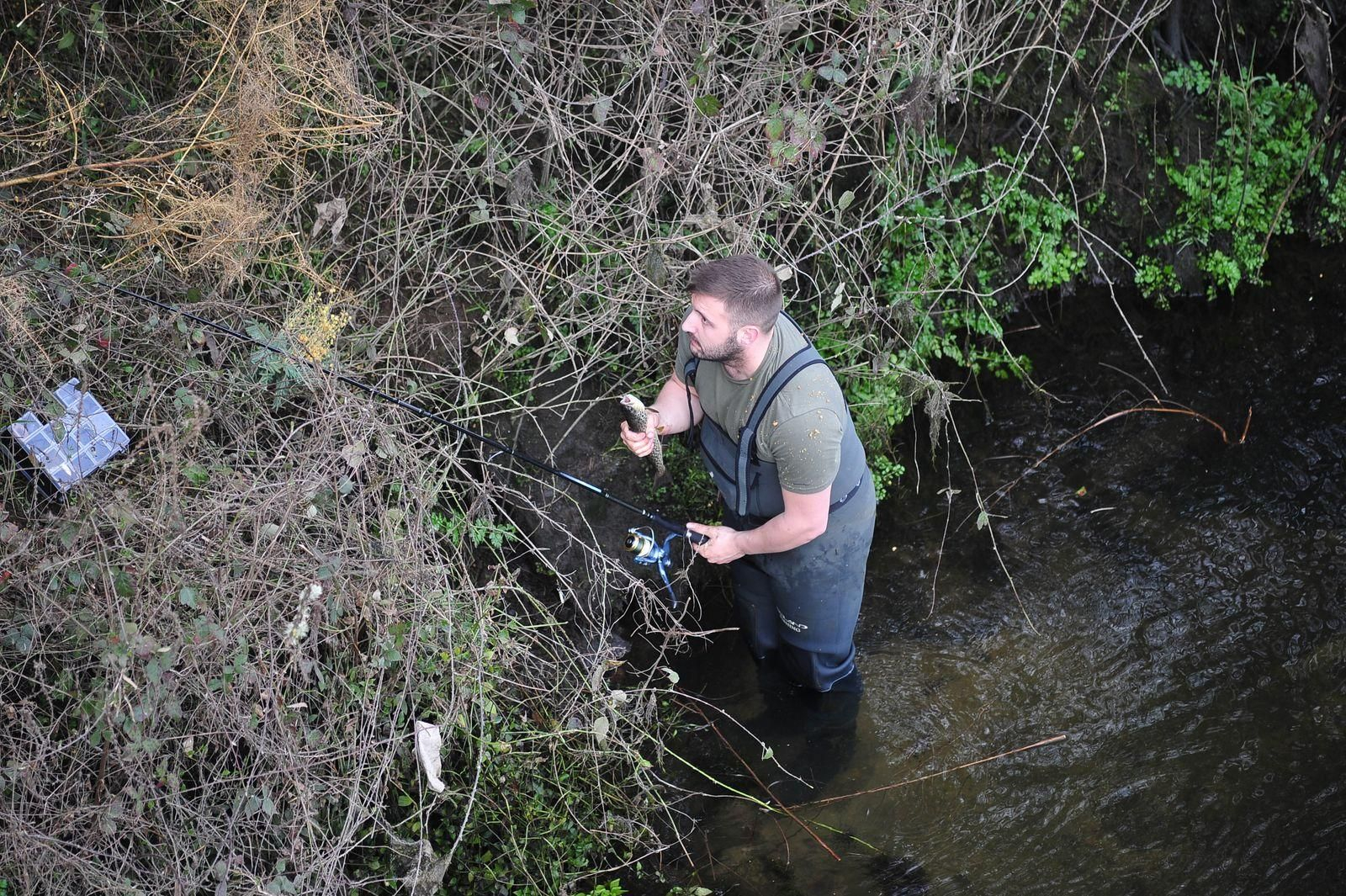 Primera jornada de pesca fluvial en el Miño (JOSÉ PAZ)