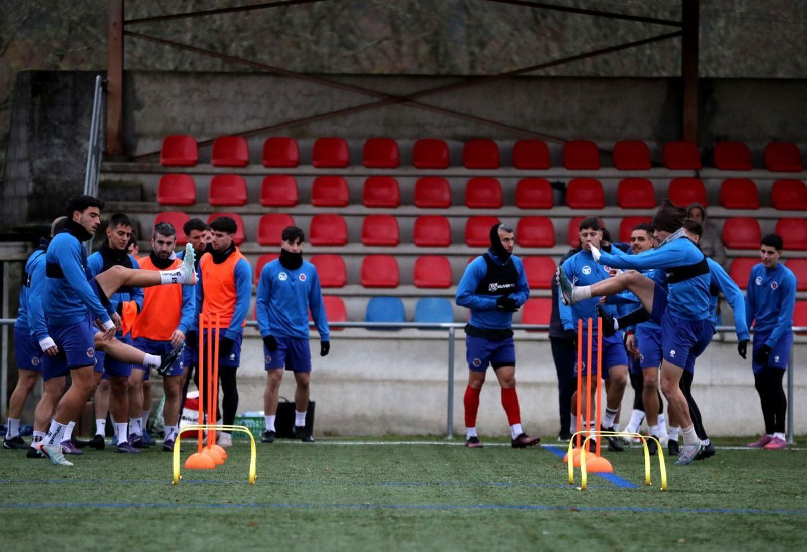 Los jugadores de la UD Ourense durante el habitual entrenamiento sabatino en Coles.