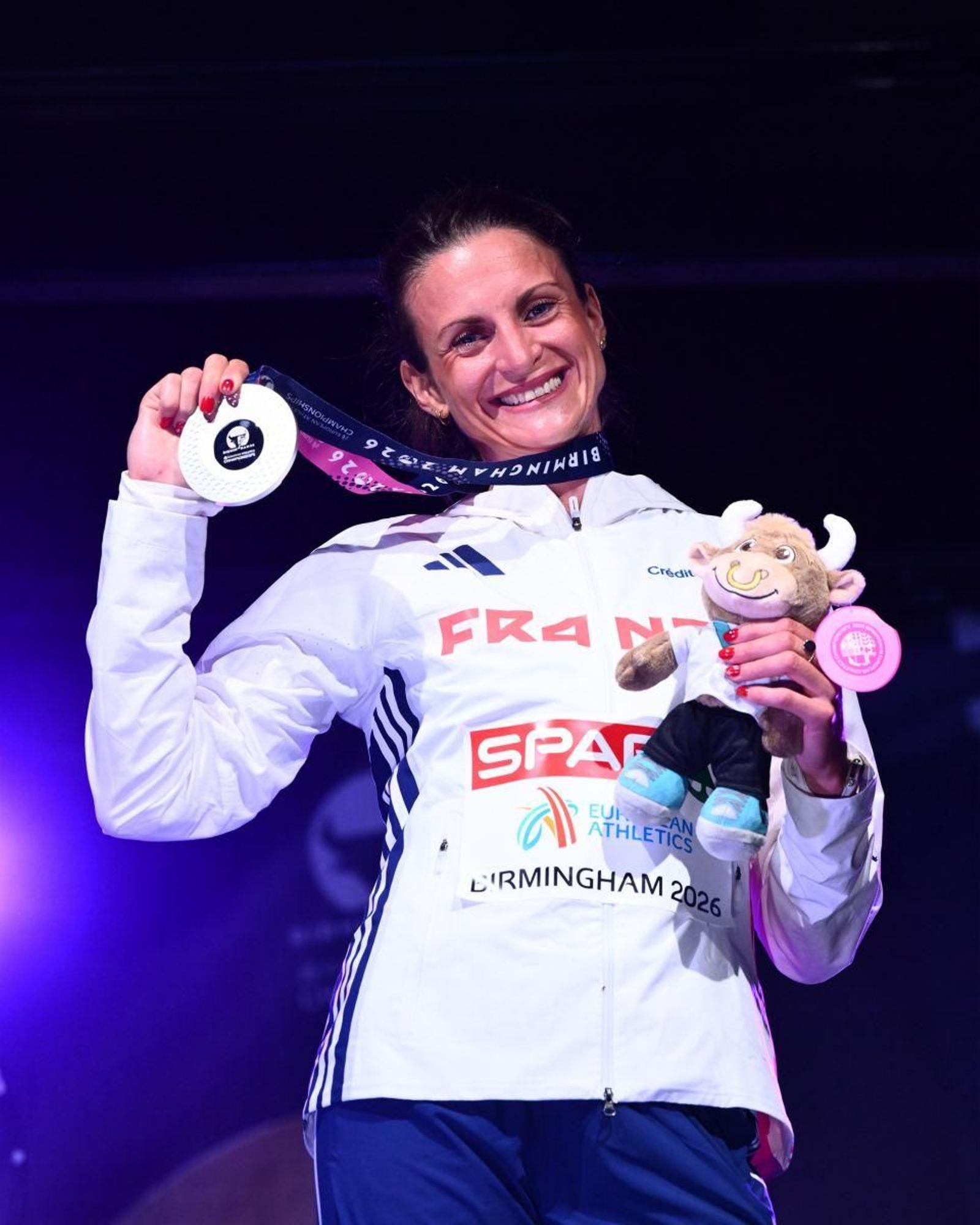 Alice Finot posa con la medalla de plata.