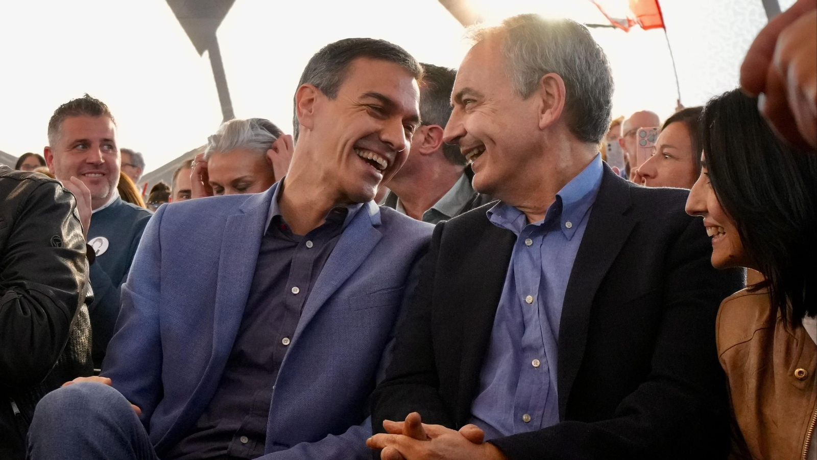 El presidente del Gobierno, Pedro Sánchez (i) y el expresidente del Gobierno José Luis Rodríguez Zapatero (d).