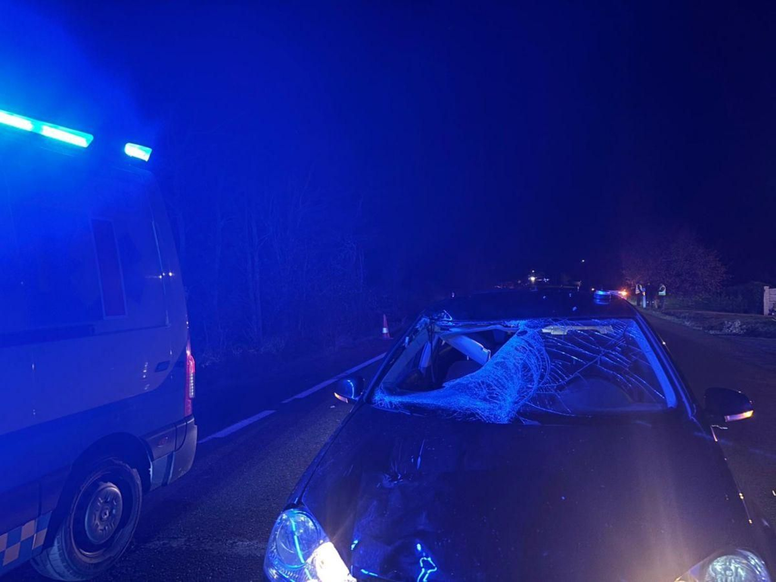 El vehículo que impactó contra el peatón.