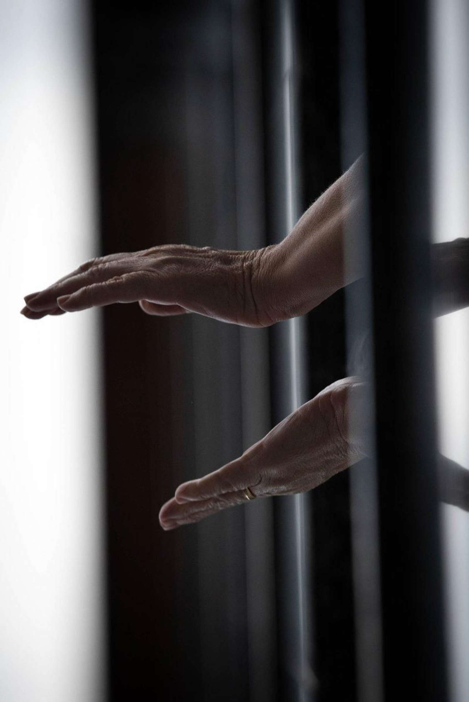 Vecinos y vecinas de la Rúa Salvador Dalí salen a sus balcones para aplaudir por la labor de los trabajadores de la sanidad pública que luchan cada día contra el coronavirus.  Foto: Óscar Pinal.