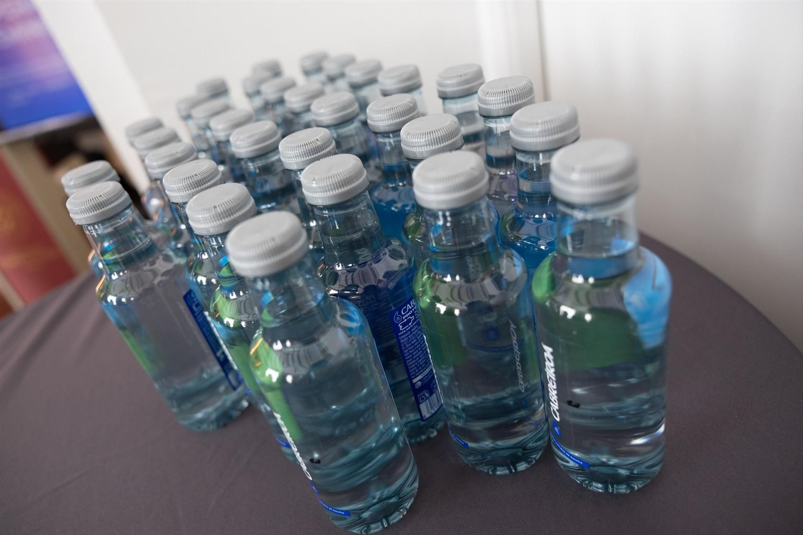 Varias botellas de agua de plástico.