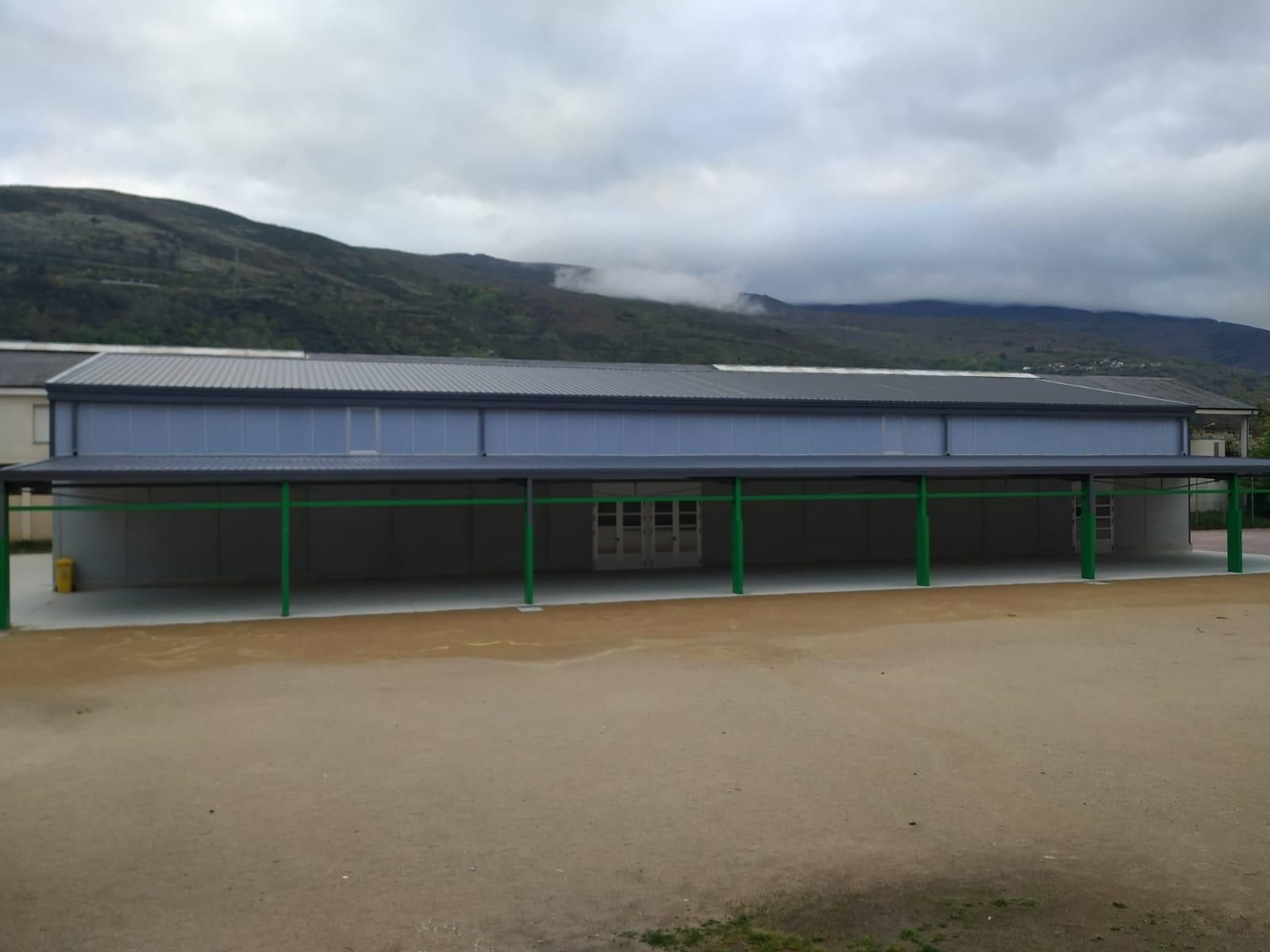 Cierre construido en el pabellón del colegio Julio Gurriarán, de O Barco de Valdeorras.