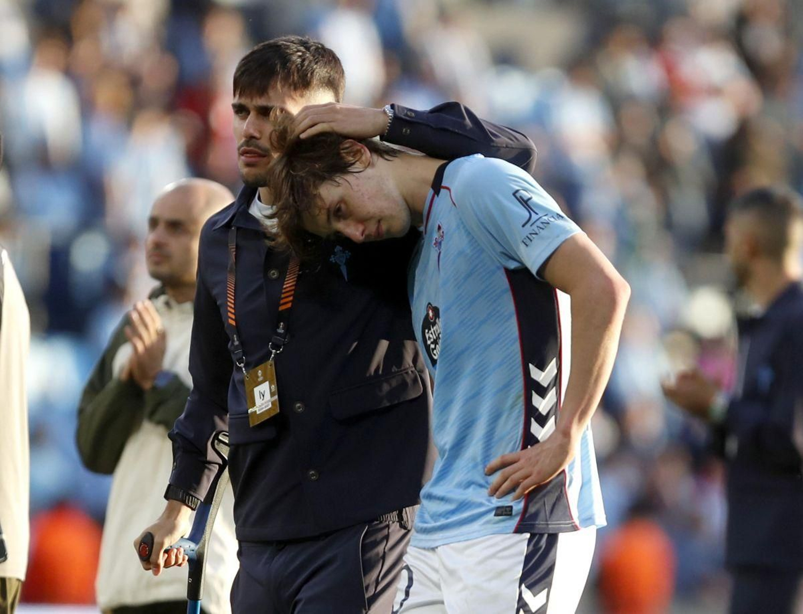 Miguel Román, ausente ayer sobre el campo, consuela a Fer López al final del partido.