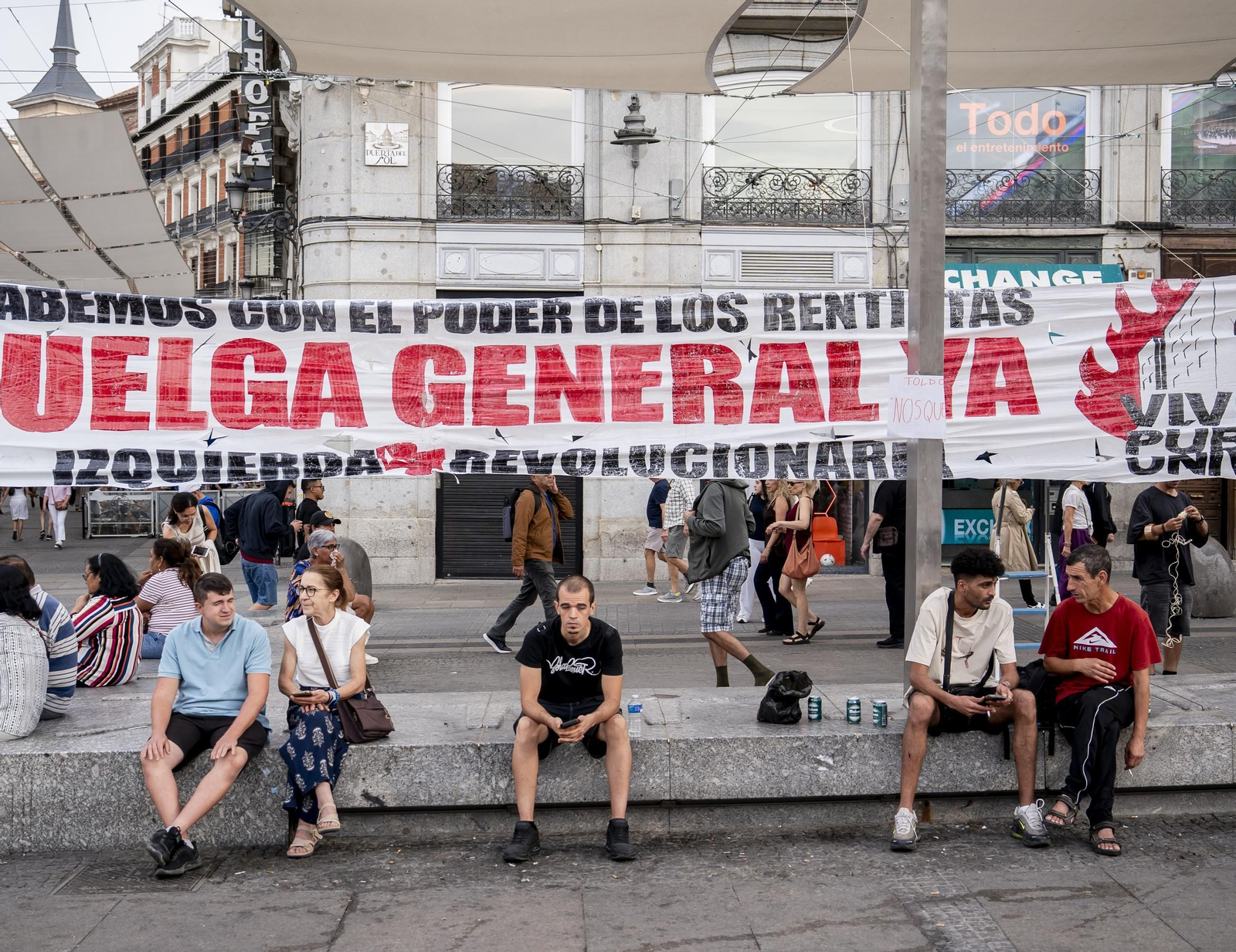 Vista general de las tiendas de campaña instaladas en la Puerta del Sol de Madrid durante la jornada de este domingo