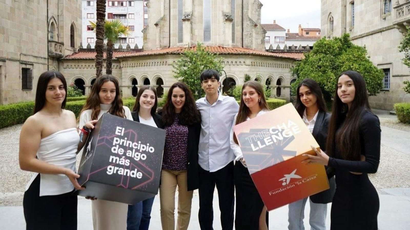Los dos grupos participantes del Colegio Santo Ángel de EduCaixa y su profesora (Foto: Marcos Atrio).