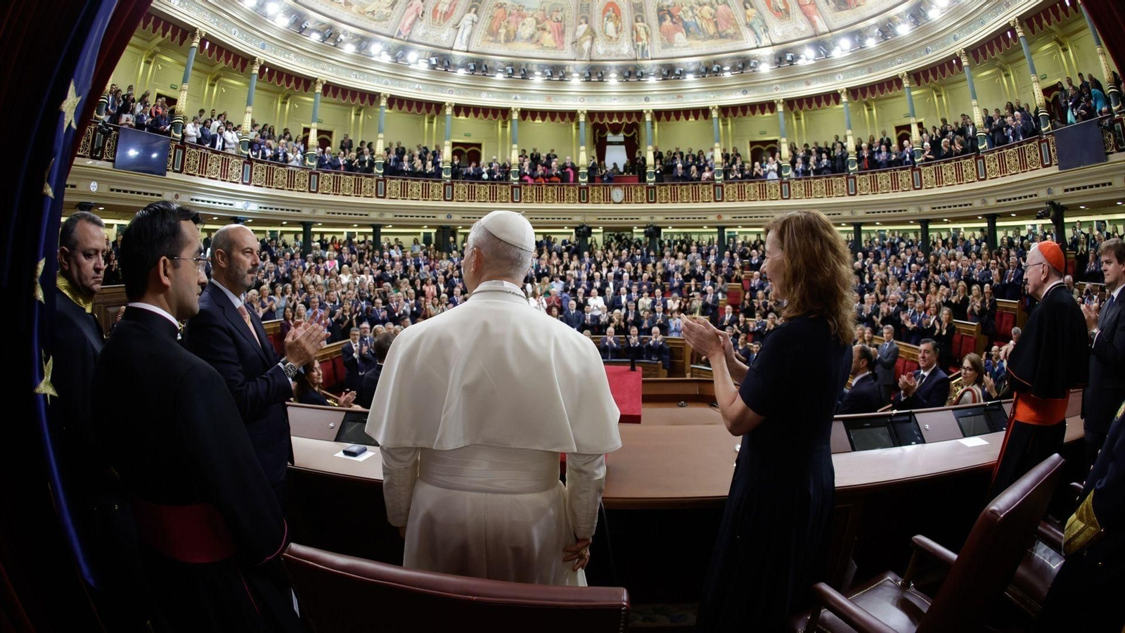 El papa León XIV, a la derecha, recibe el aplauso unánime de diputados y senadores puestos en pie que se prolongó durante siete minutos.