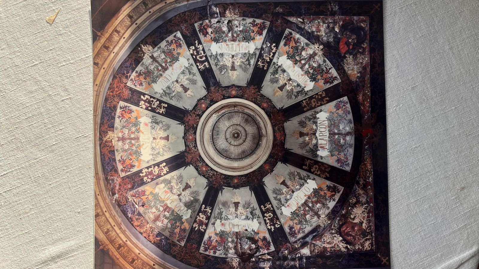 Diseño original del techo y decorados de Parada Juste