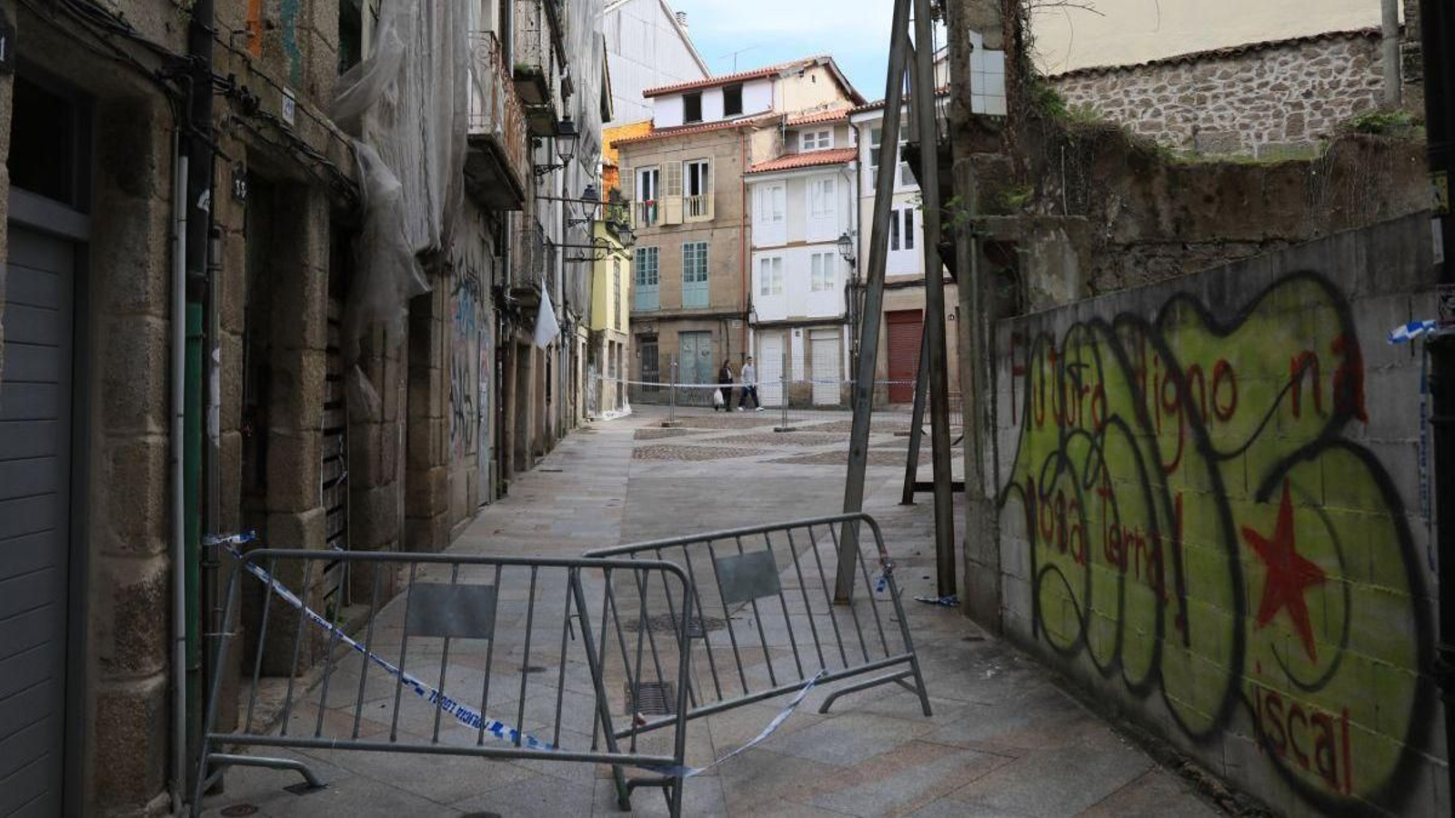 Un trozo de calle cortado por riesgo de desprendimientos en la rúa Liberdade.