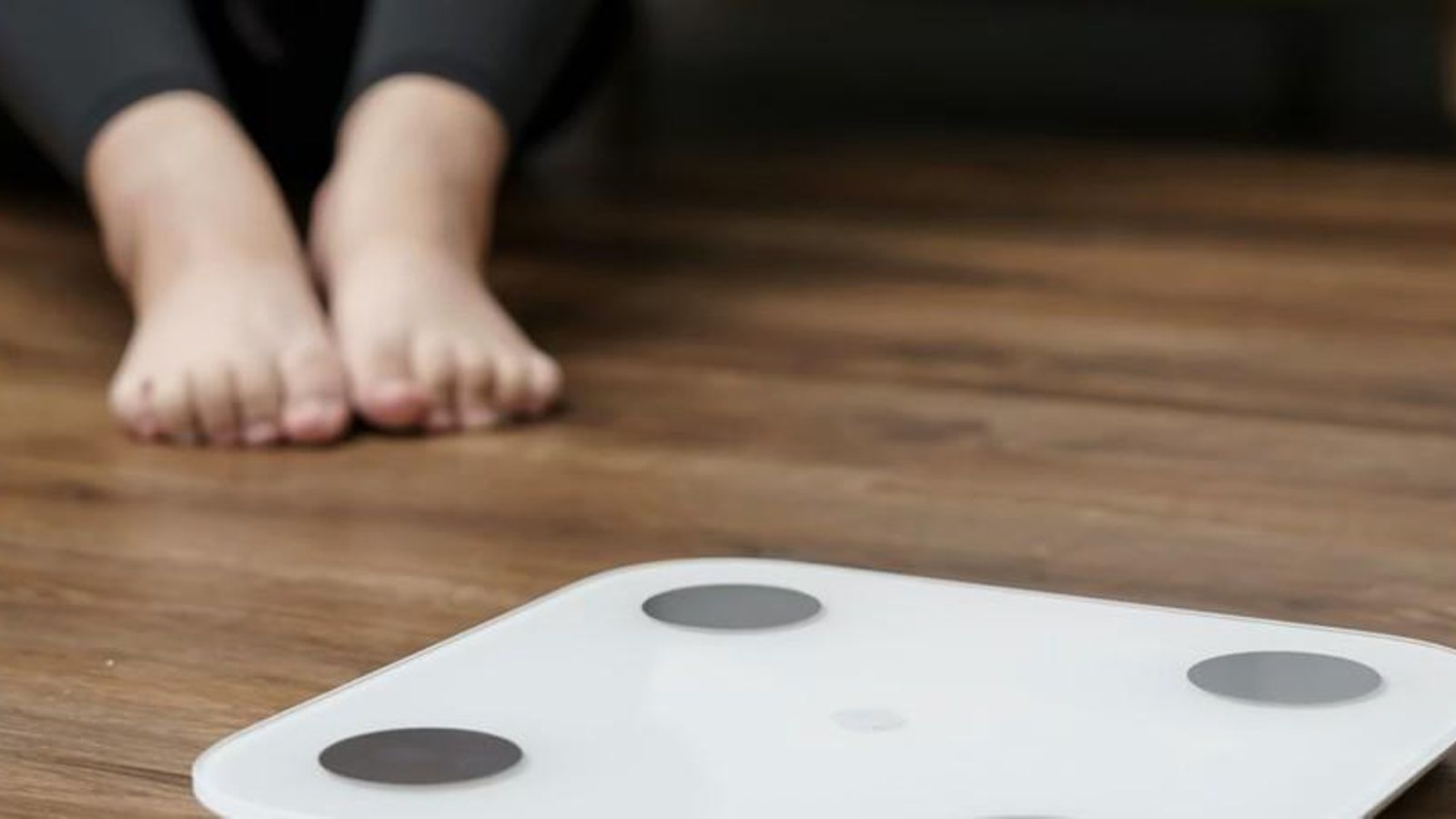 Obesidad y sobrepeso ante la báscula.