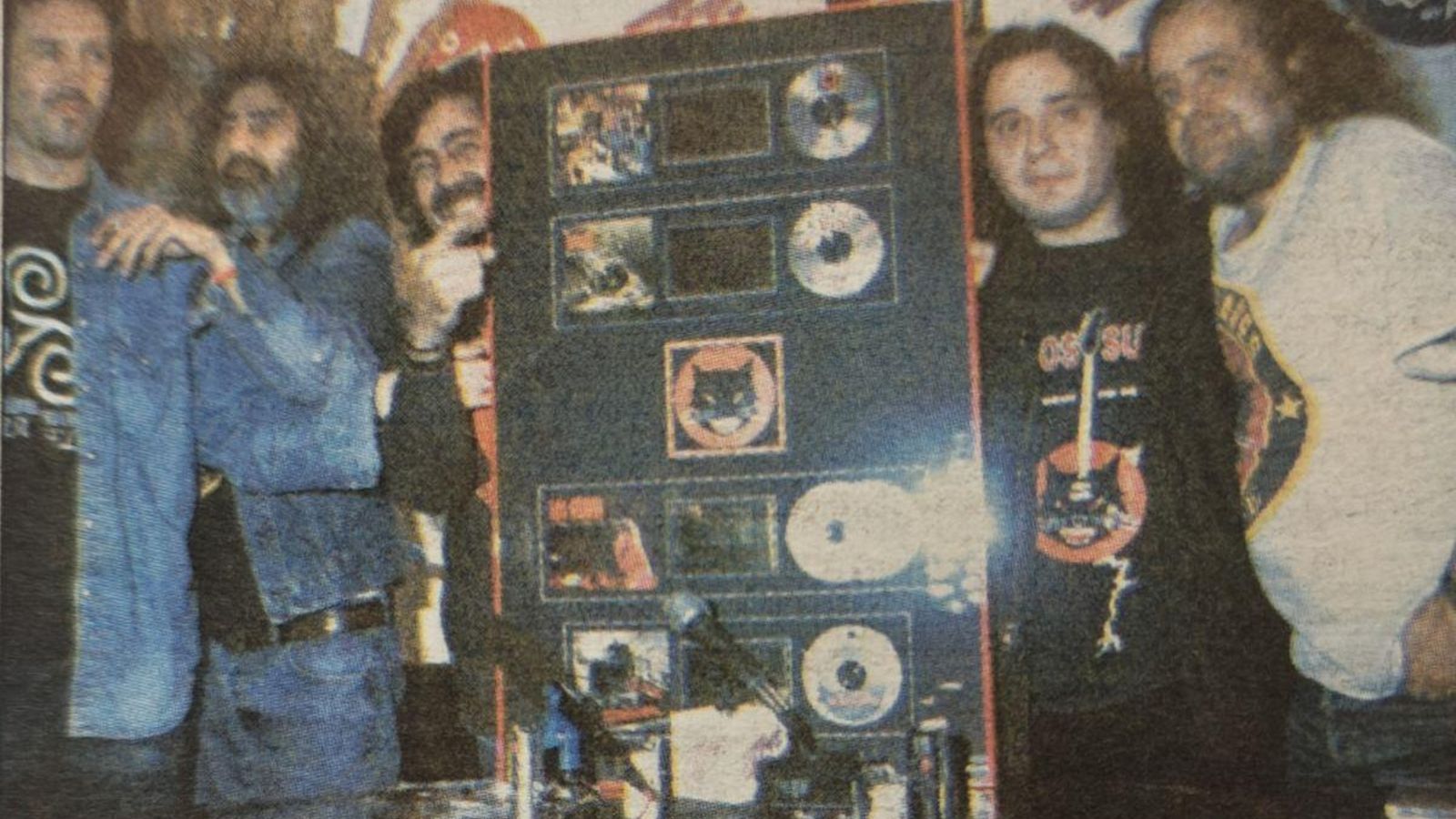 Los integrantes de Los Suaves con sus discos de o