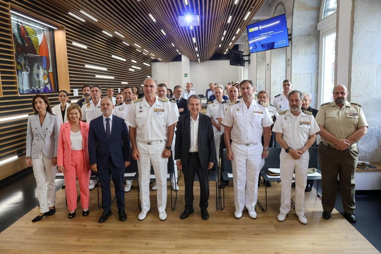 El comandante de la Operación Atalanta ofreció un coloquio en la sede de Zona Franca.