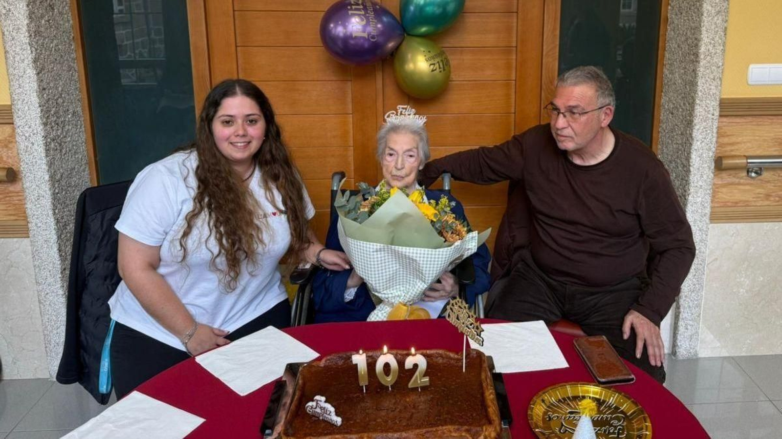 Andrea Fernández, Angustias e hijo ante la tarta de celebración de los 102 años.