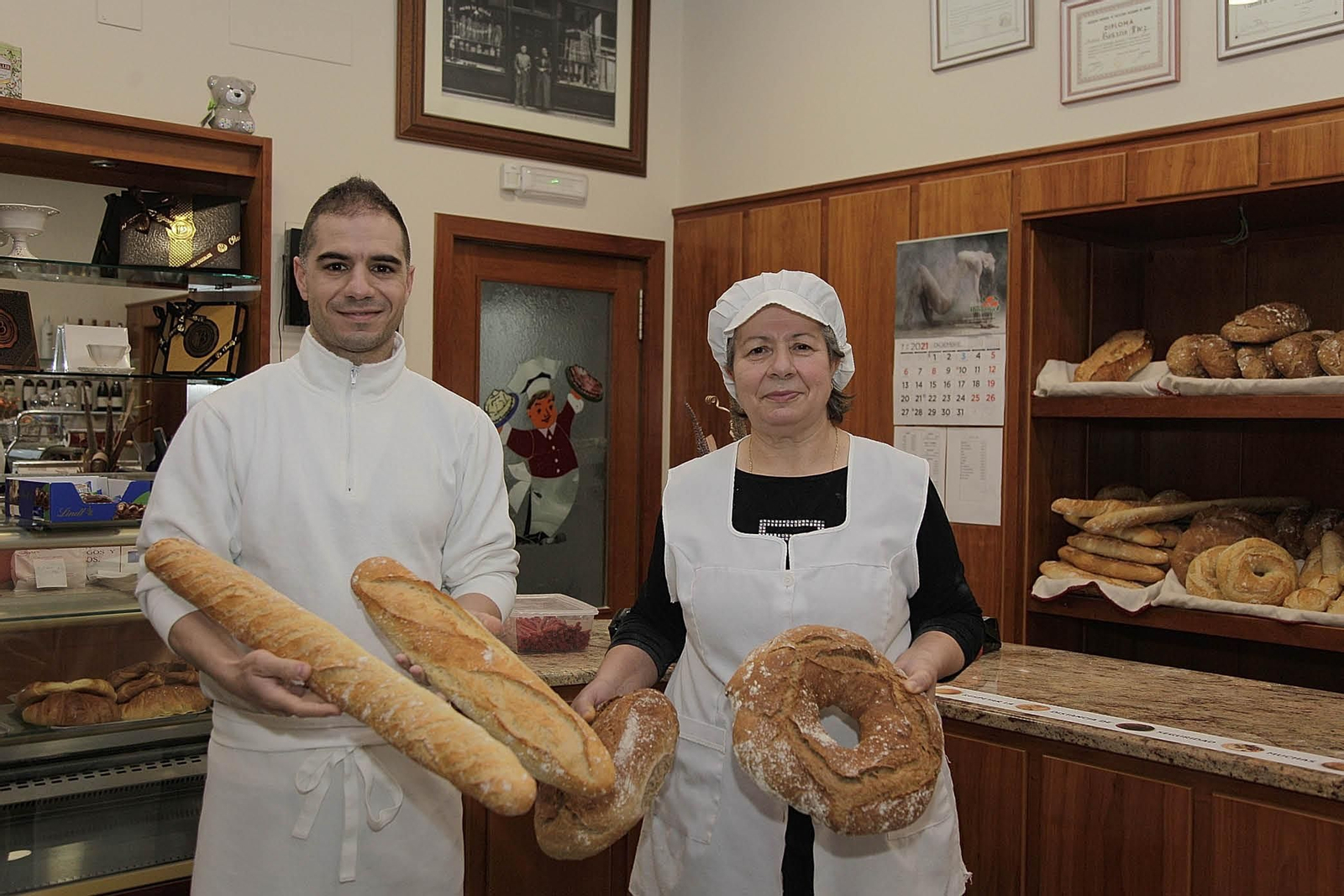 Diego y Rosario con algunos de los panes que venden en la Panadería Pastelería San Diego.