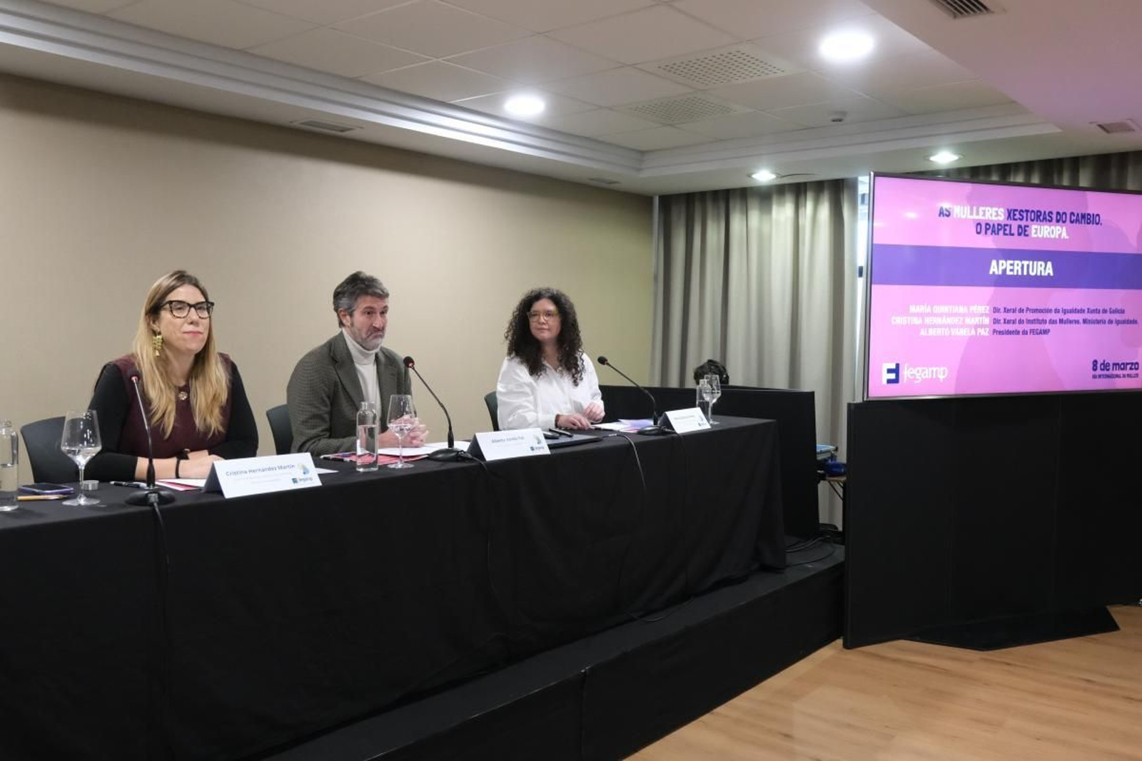 Mesa en la jornada, con Alberto Varela, de la Fegamp, en el centro.