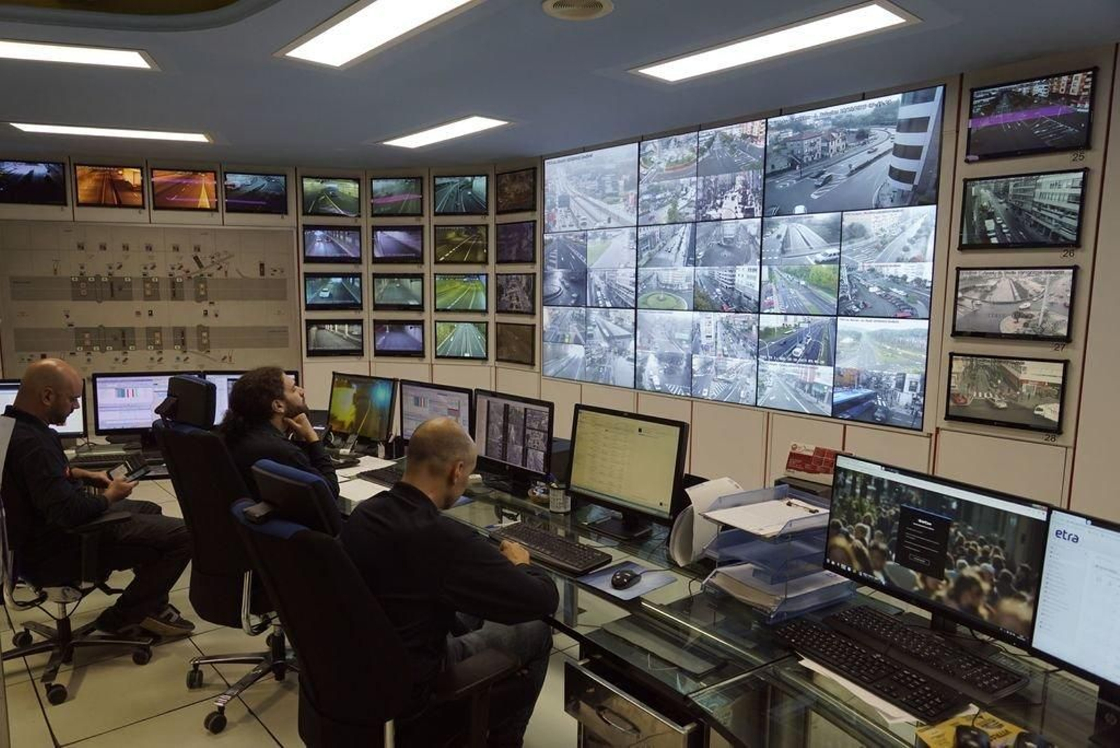 La sala de control de tráfico del Concello de Vigo se convierte en el "Gran Hermano" de la movilidad en la ciudad en todo momento.
