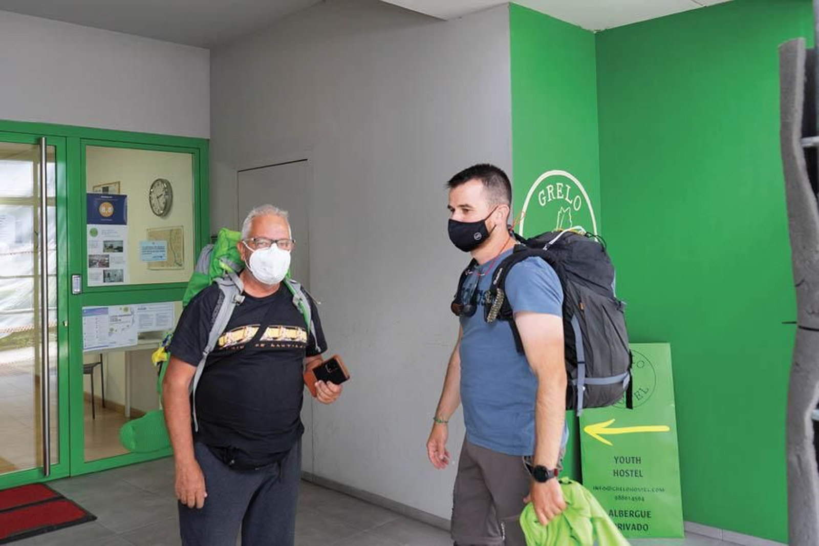 Dos peregrinos, Enrique y Jorge, ayer en la ciudad, tras iniciar el Camino en Benavente. . // Miguel García