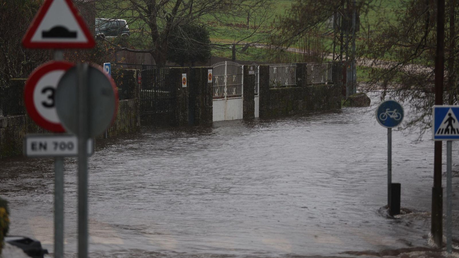 El río Verdugo desbordó en Ponte Caldelas.