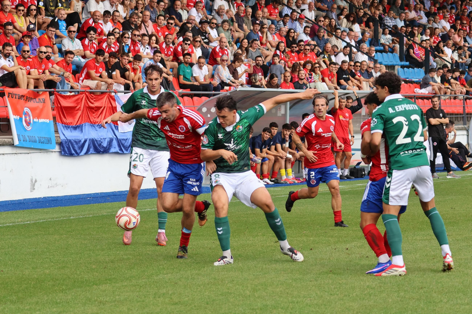 Champi pelea por el balón con Gete durante el partido entre UD Ourense y Cacereño.