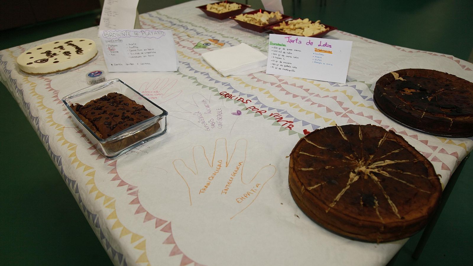 Manteles dibujados con siluetas de manos escritas con ideas y platos típicos adornaron las mesas