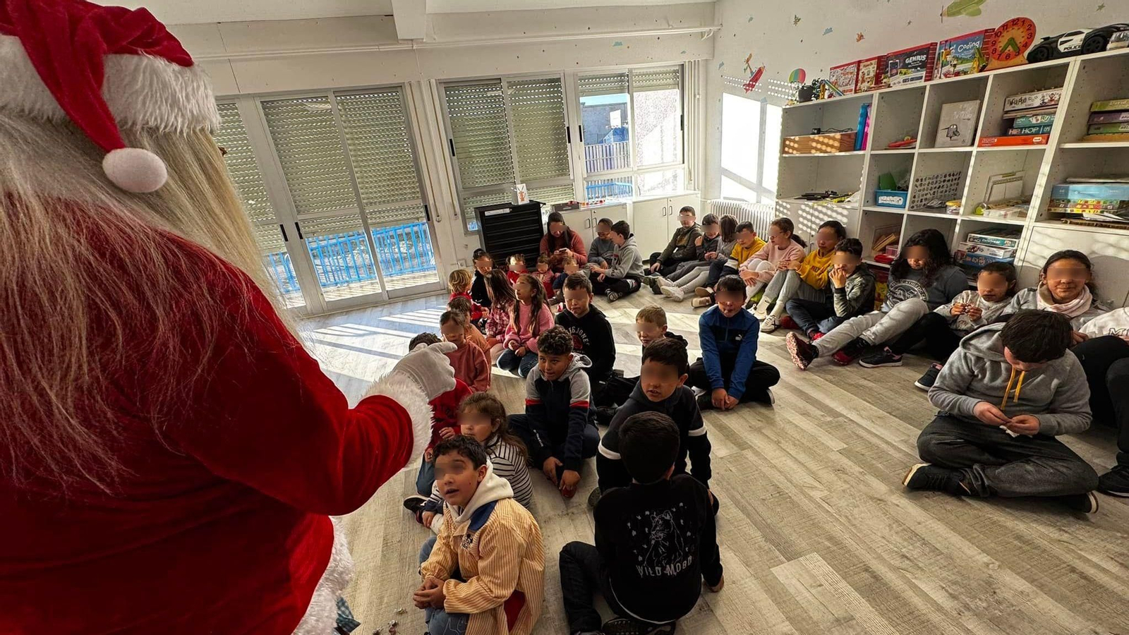 Visita de Papá Noel al alumnado del CEIP Vicente Risco, el año pasado.