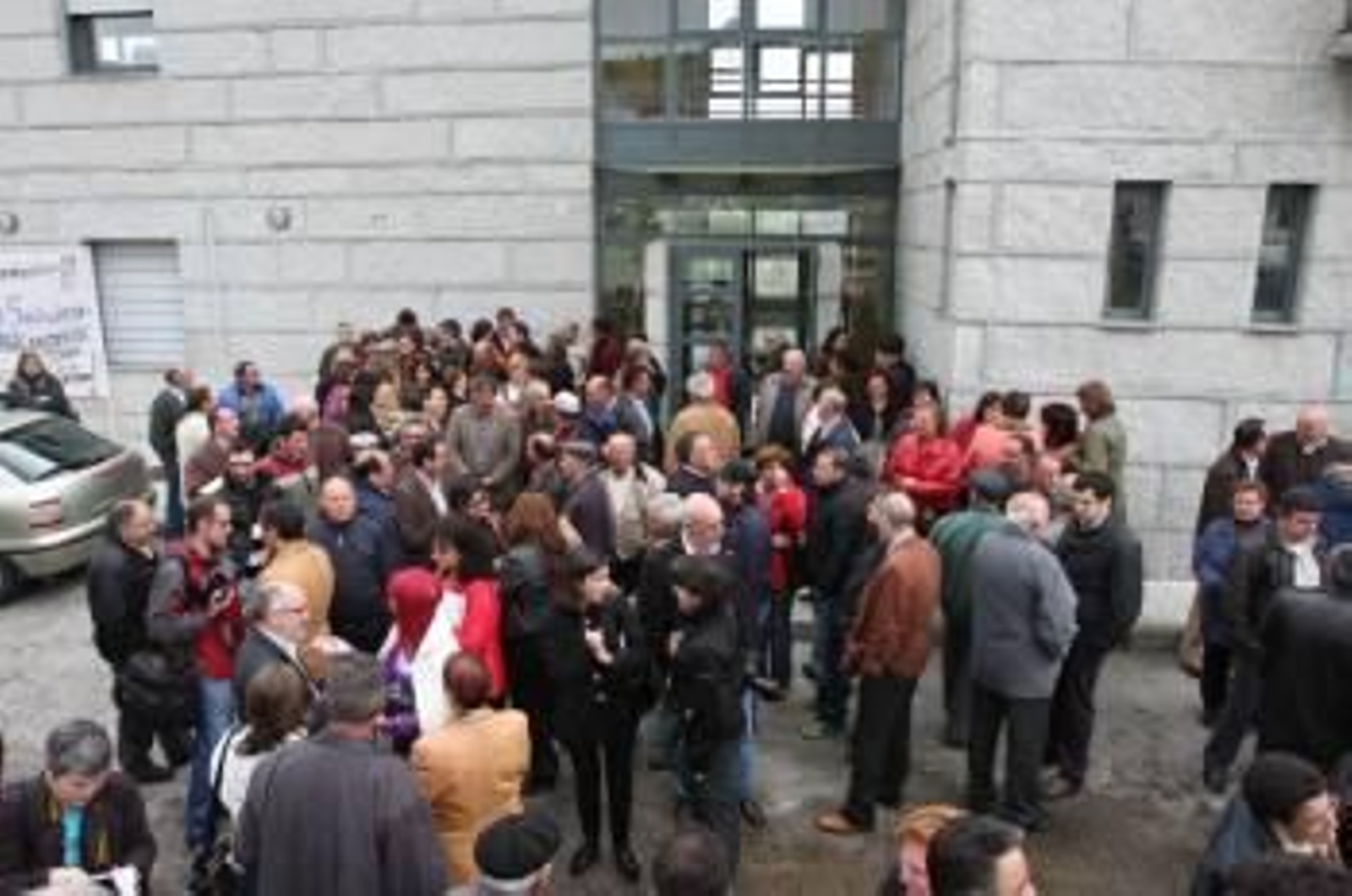 Una multitud arropó al regidor socialista, Aquilino Valencia, en aquellos días de junio de 2008. (Foto: XESÚSFARIÑAS)