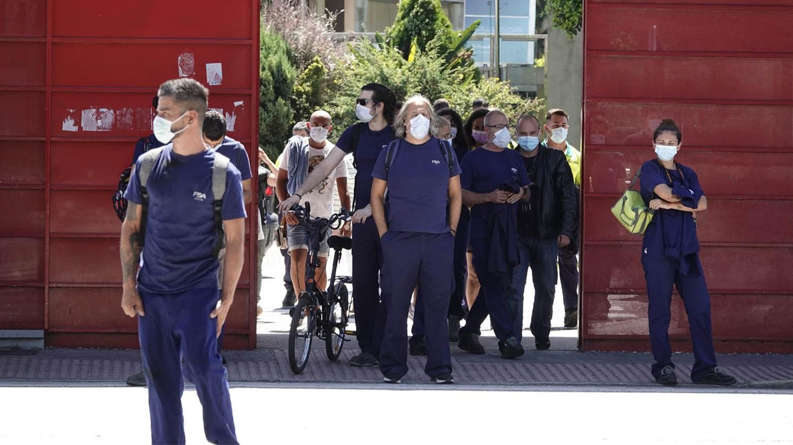 Un grupo de trabajadores saliendo hace unos días de la factoría automovilística.