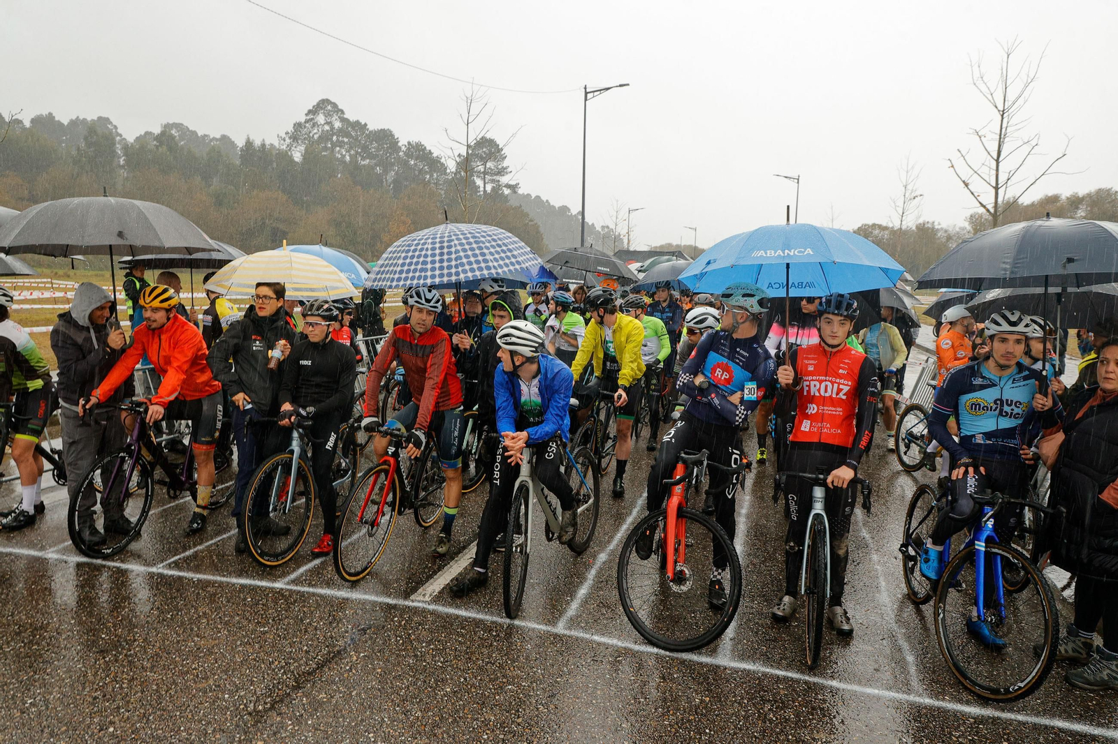 Galería | Más de 200 ciclistas compiten en el trofeo de ciclocross del Concello de Nigrán