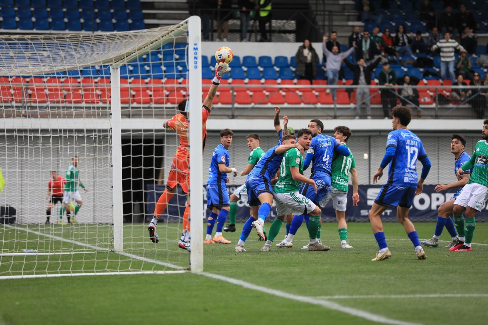 Álvaro Ratón evita el gol del Racing de Ferrol.