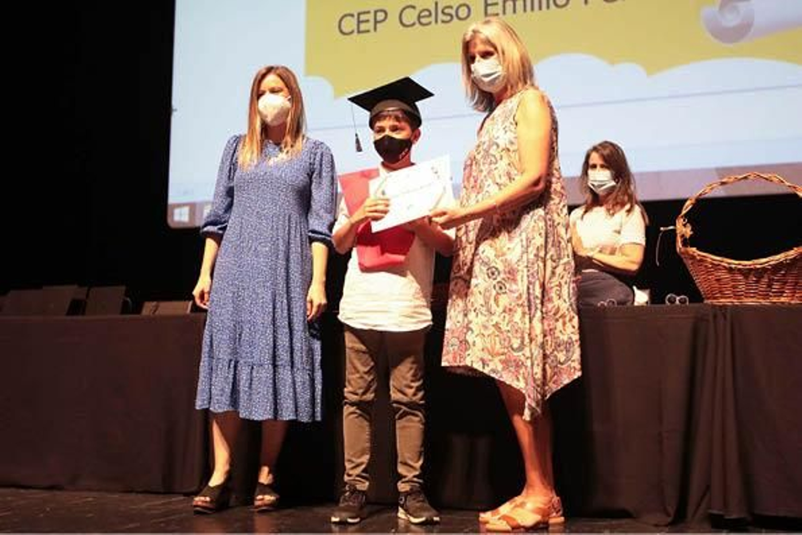 Los escolares recibieron una orla y un diploma.