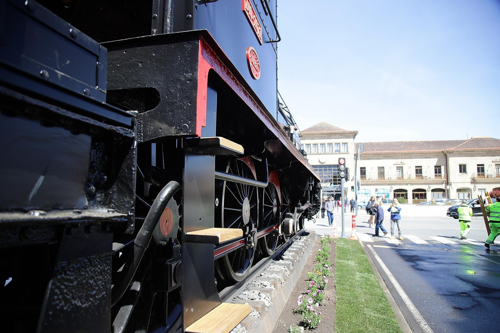 Galería | La locomotora vuelve a lucir en el barrio de A Ponte