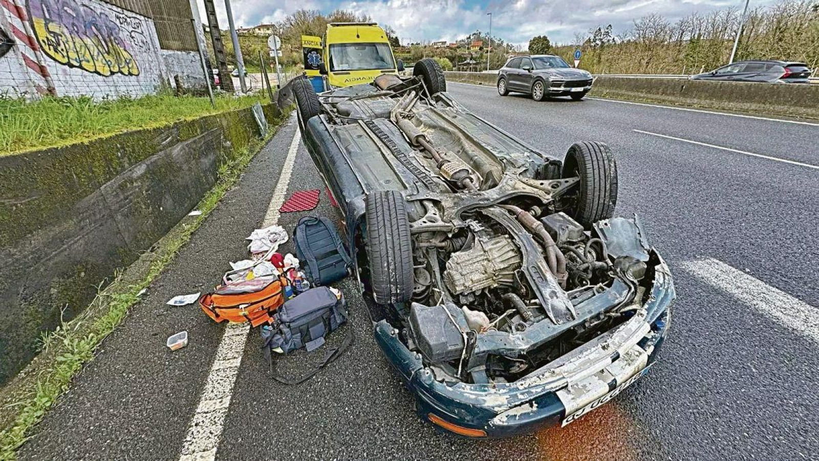 Vehículo accidentado en el tramo de Mos en marzo del año pasado, una de las zonas más peligrosas de la A-55.