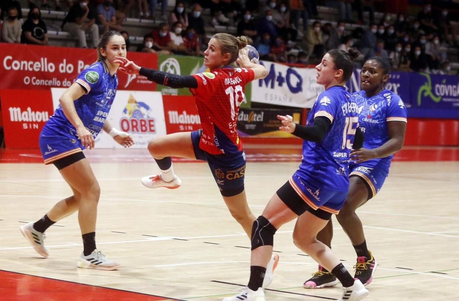 La central viguesa se cuela entre la poderosa defensa de Bera Bera.

JV LANDÍN