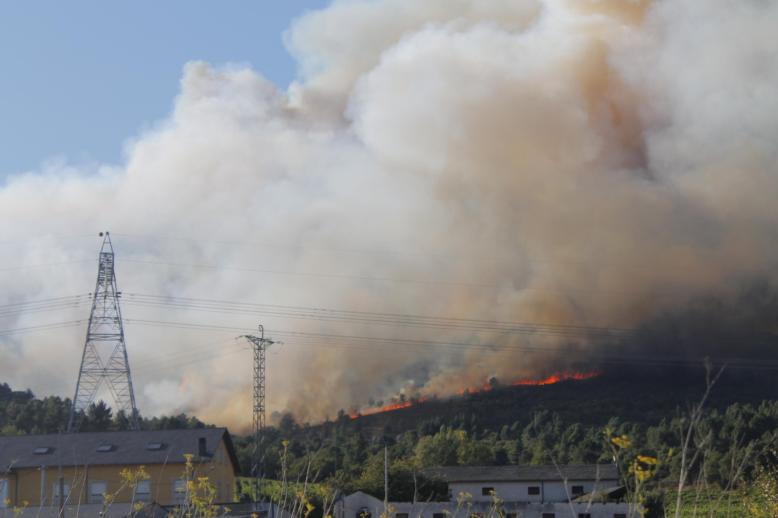 Aspecto del incendio desde lejos. // (Isaac Cruz)