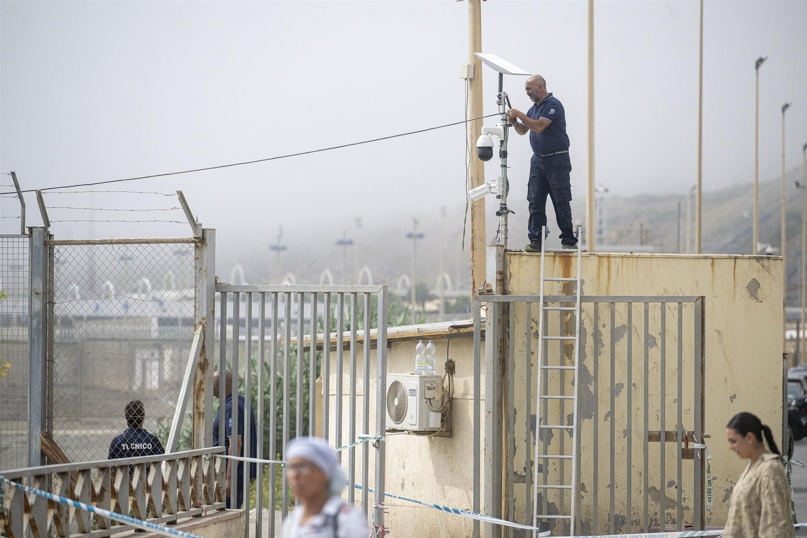 Un operario instala una nueva cámara de seguridad, en la frontera de El Tarajal,
