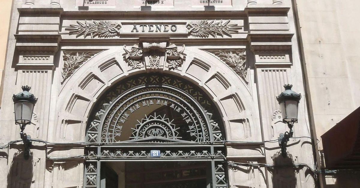 Los escoltas de Yolanda Díaz detienen a un hombre con dos cuchillos cerca  del Ateneo de Madrid