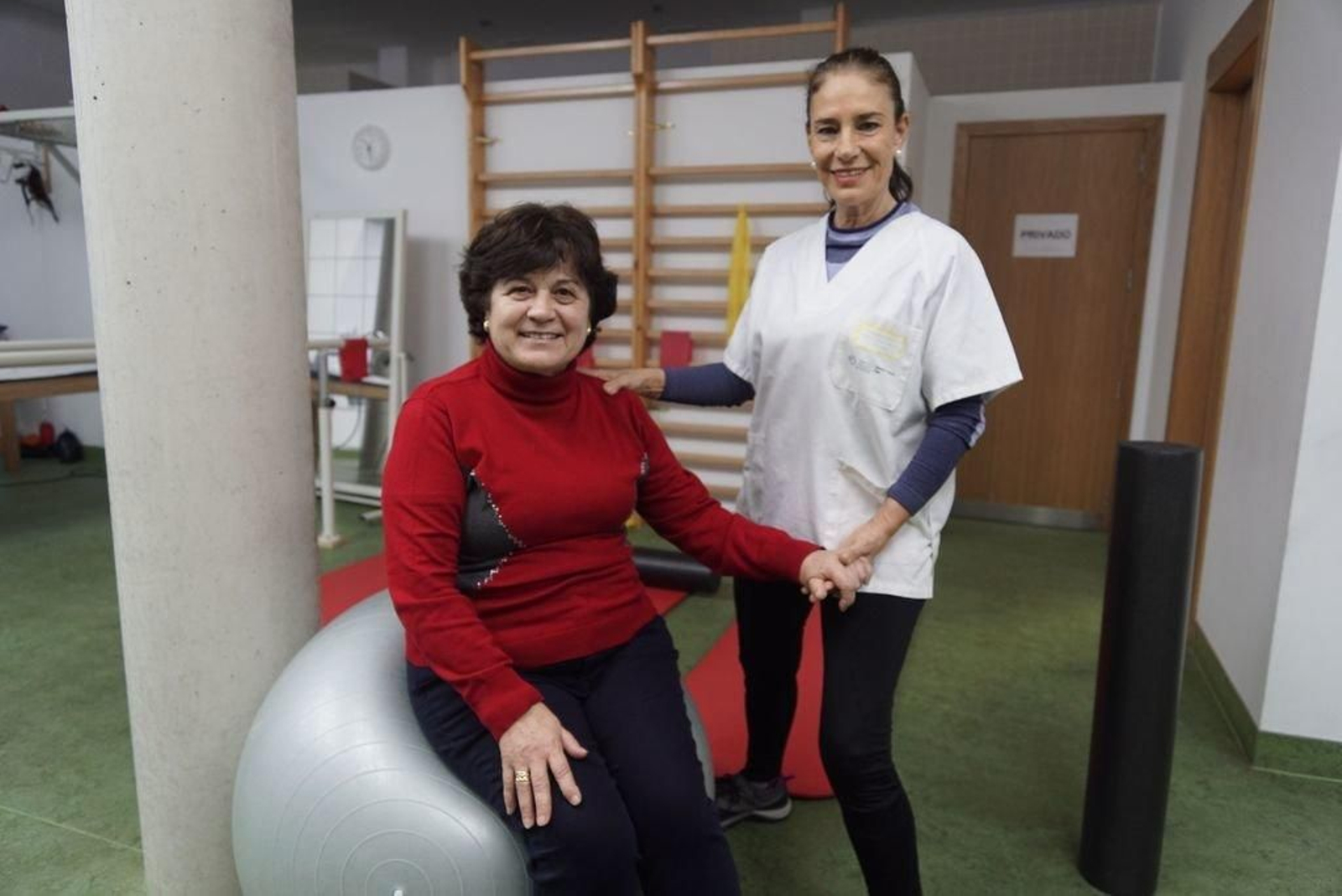 La fisioterapeuta con María Nieves en la escuela de la espalda.