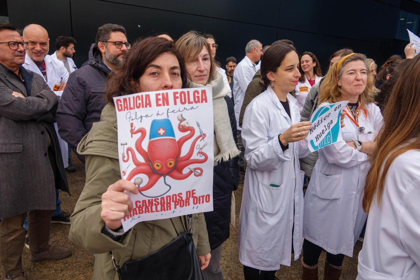 Sanitarios del Hospital Álvaro Cunqueiro, en huelga hace unos días.