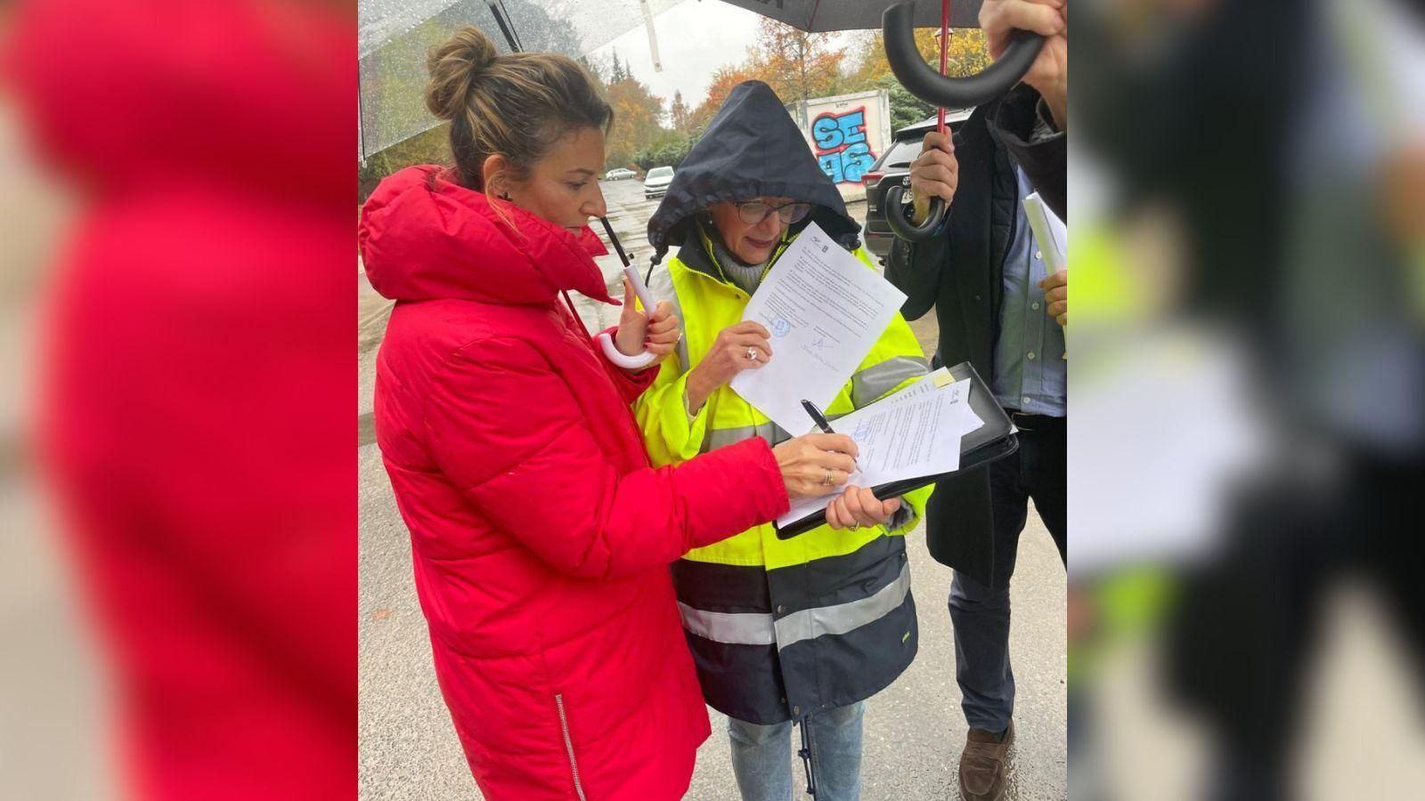 Elvira Torres con los técnicos encargados de la obra.
