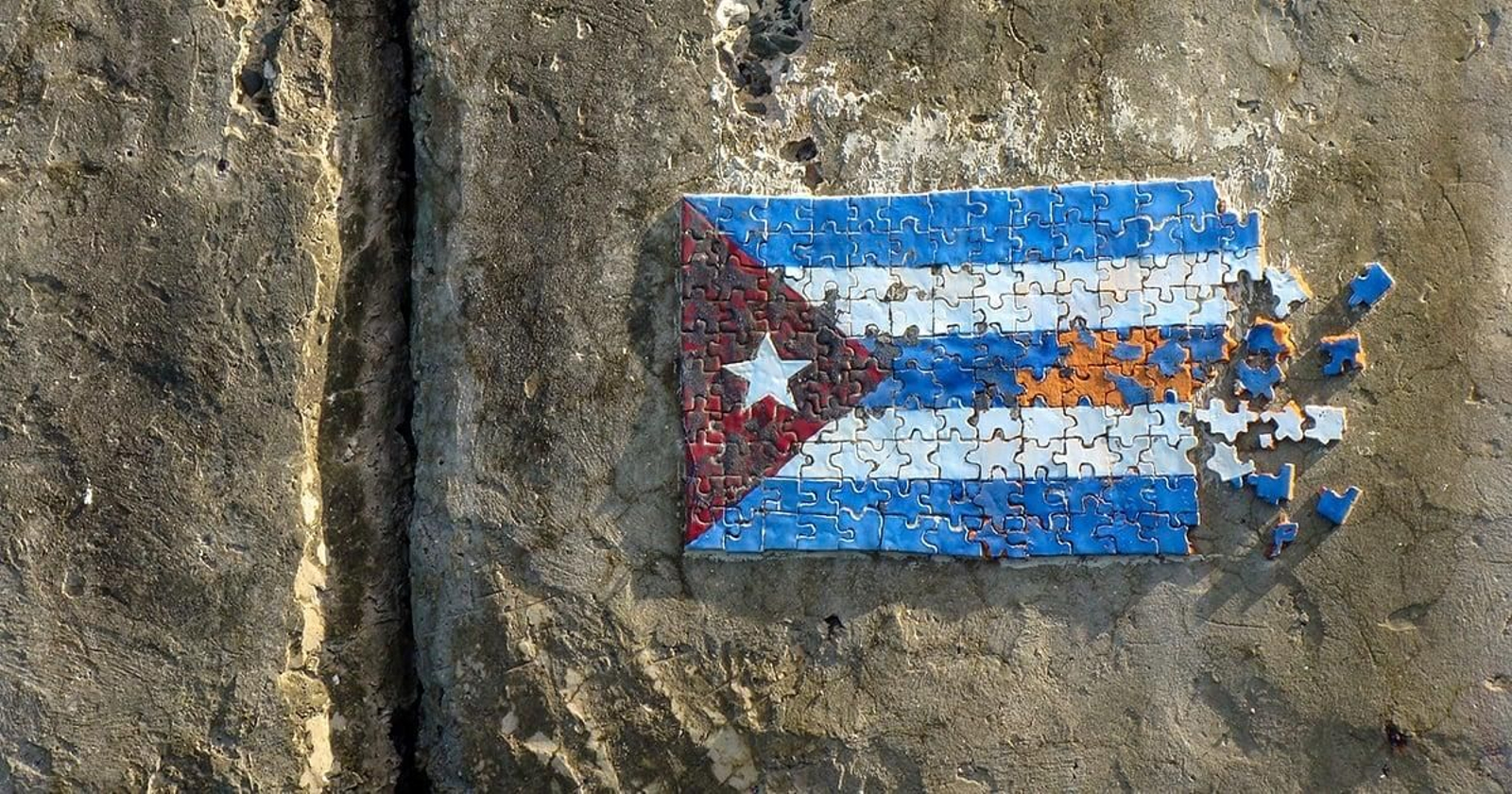 Bandera cubana pintada  a relieve en un solar de La Habana Vieja