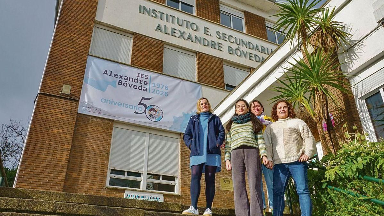 El equipo directivo del IES Alexandre Bóveda posa con la lona del 50 aniversario, cuyo logo fue diseñado por una alumna.
