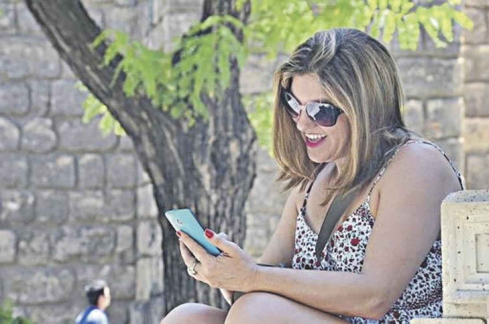 Una mujer usa el teléfono móvil.