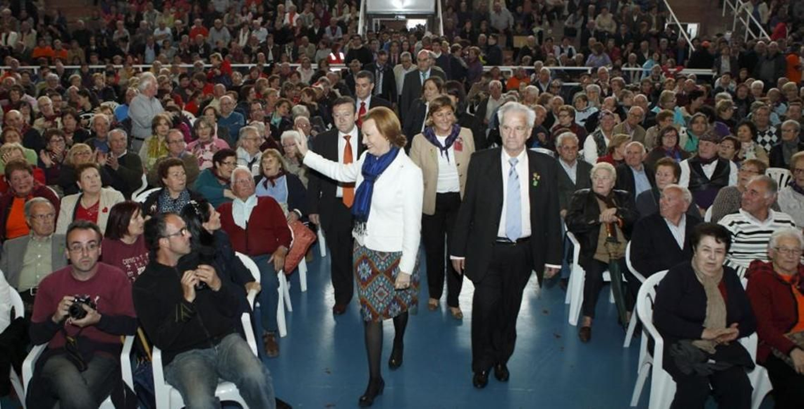 La presidenta de Aragón con Pedro Muela, presidente de las Asociaciones de Casas Aragonesas en el Exterior.