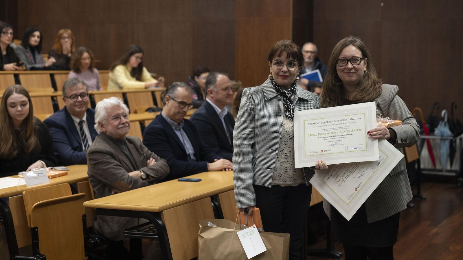 Pilar Aurora Araújo, junto a María del Carmen Sampayo, decana-presidenta del Colegio de Economistas de Ourense.